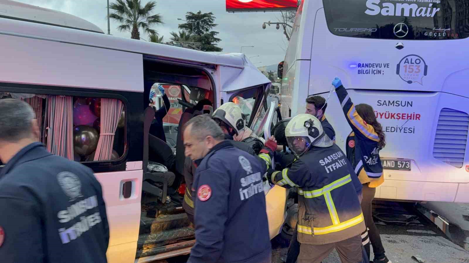 Minibüs, hafif ticari araç ve otobüse çarptı: 7 yaralı
