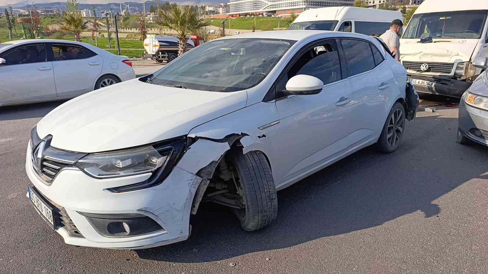 Minibüs ile iki otomobil çarpıştı: 1 yaralı
