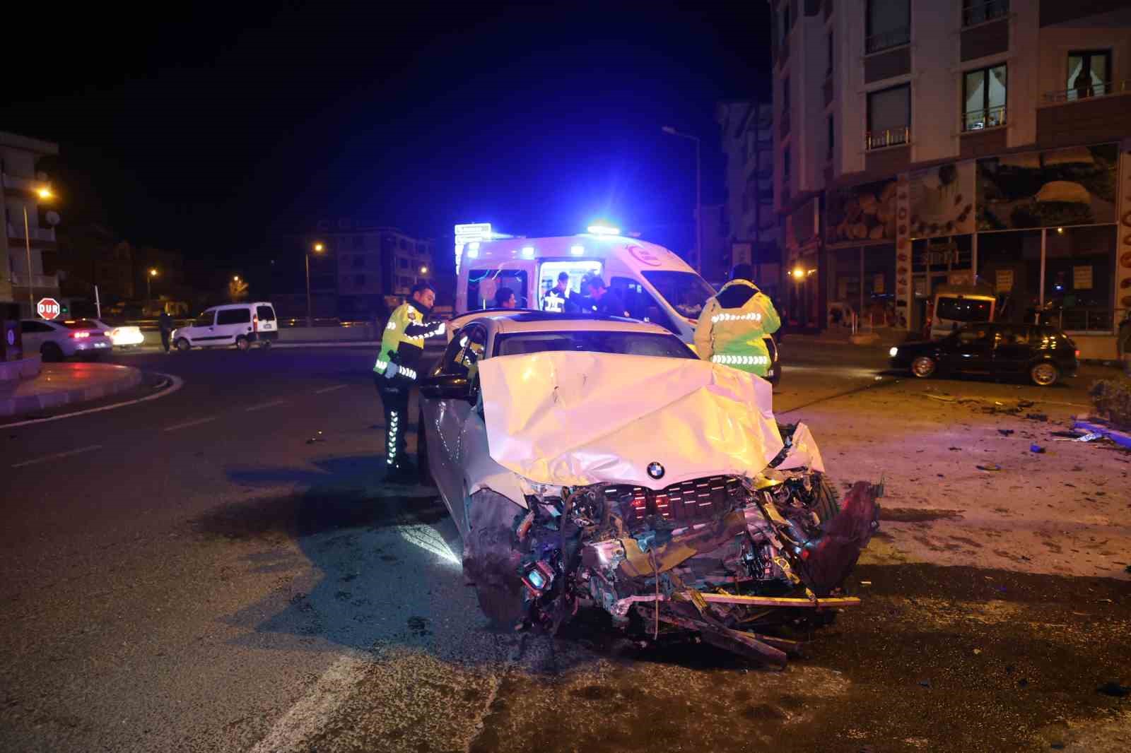 Minibüs ile otomobil çarpıştı: 1’i ağır 3 yaralı
