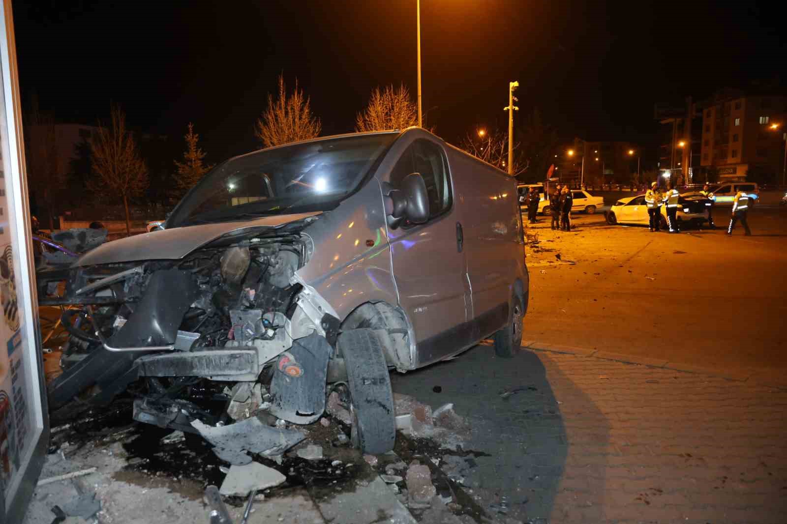 Minibüs ile otomobil çarpıştı: 1’i ağır 3 yaralı
