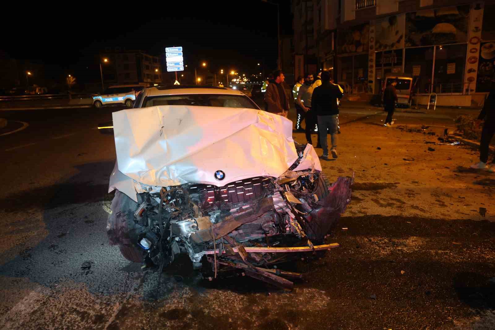 Minibüs ile otomobil çarpıştı: 1’i ağır 3 yaralı
