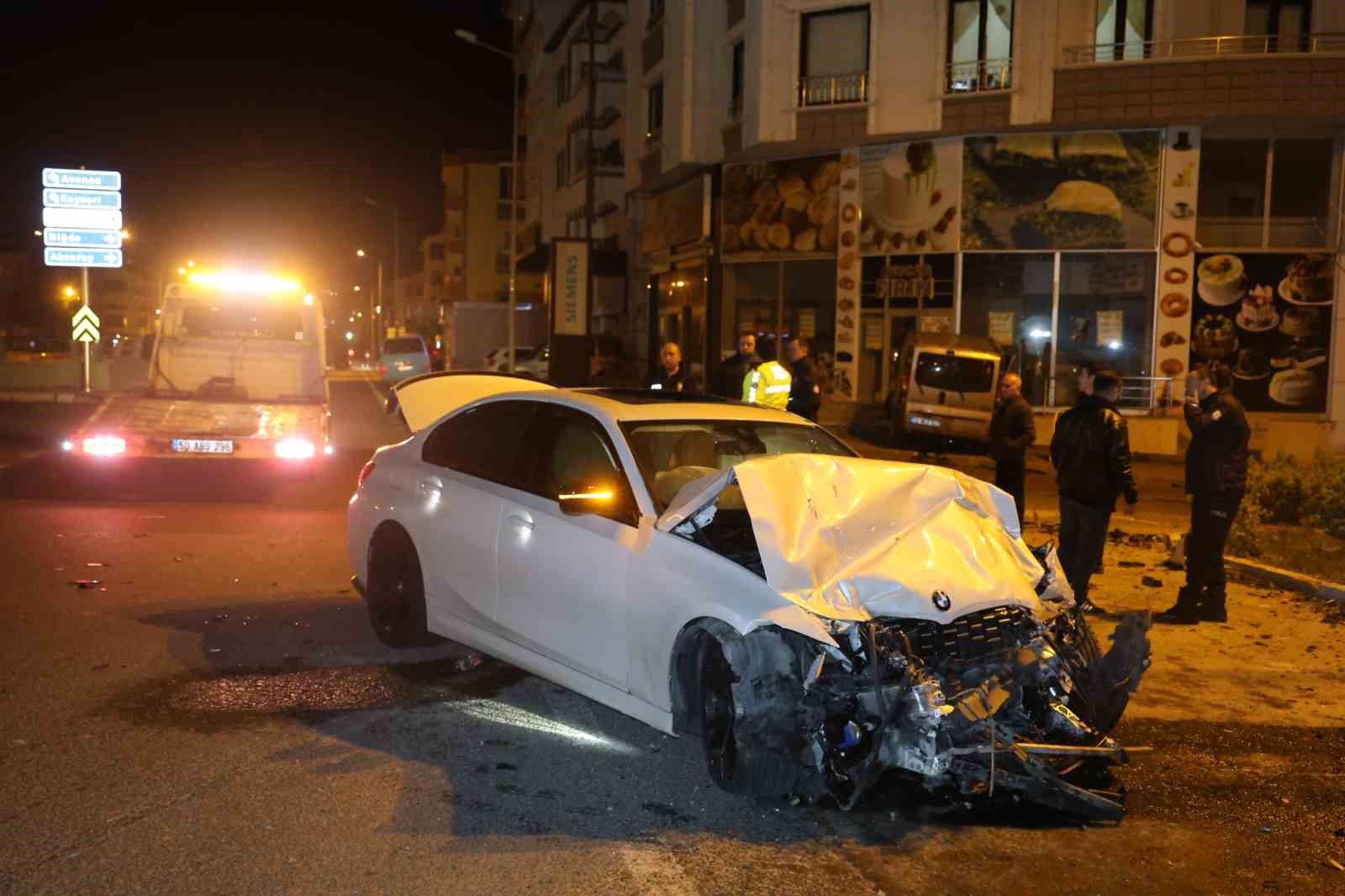 Minibüs ile otomobil çarpıştı: 1’i ağır 3 yaralı
