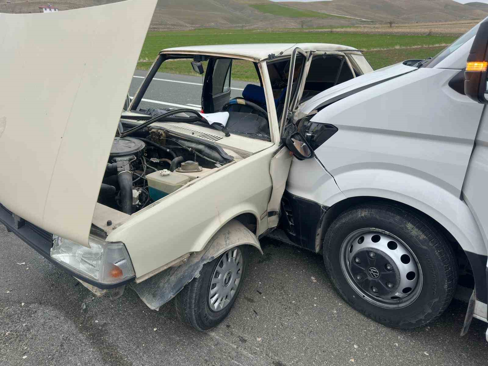 Minibüs ile Tofaş çarpıştı: 4 yaralı
