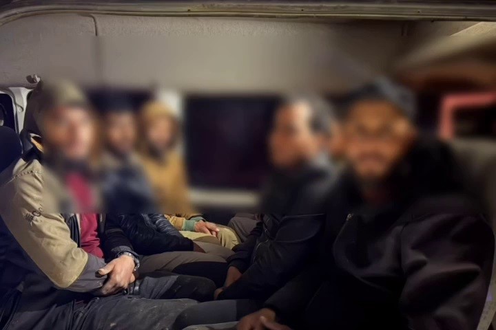 Minibüsle 14 göçmeni kaçıran organizatöre 124 bin TL trafik cezası
