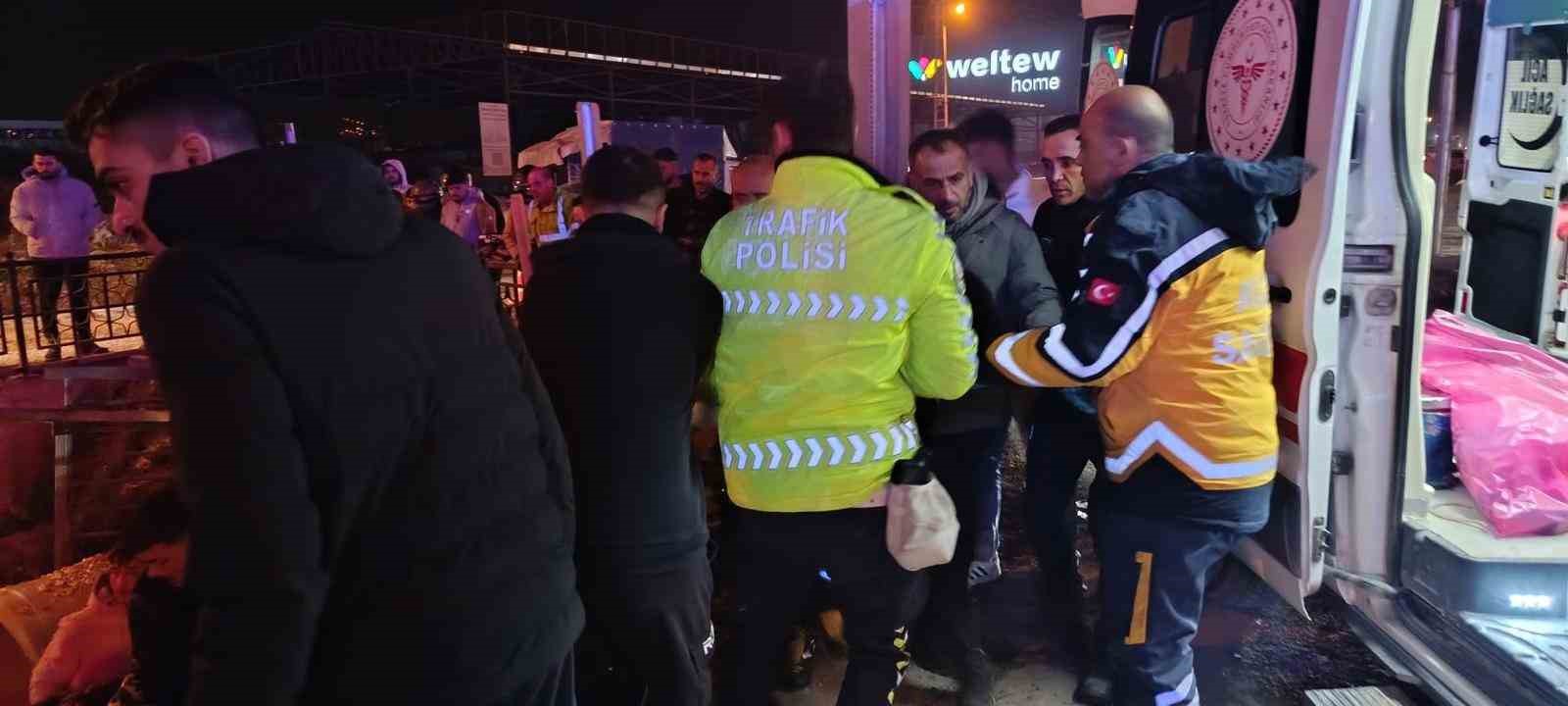 Minibüsle çarpışan motosiklet su kanalına devrildi: 2 kişi yaralandı
