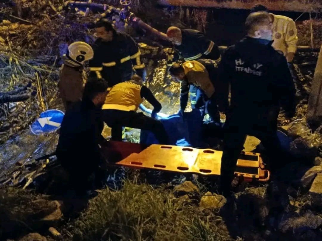 Minibüsle çarpışan motosiklet su kanalına devrildi: 2 kişi yaralandı
