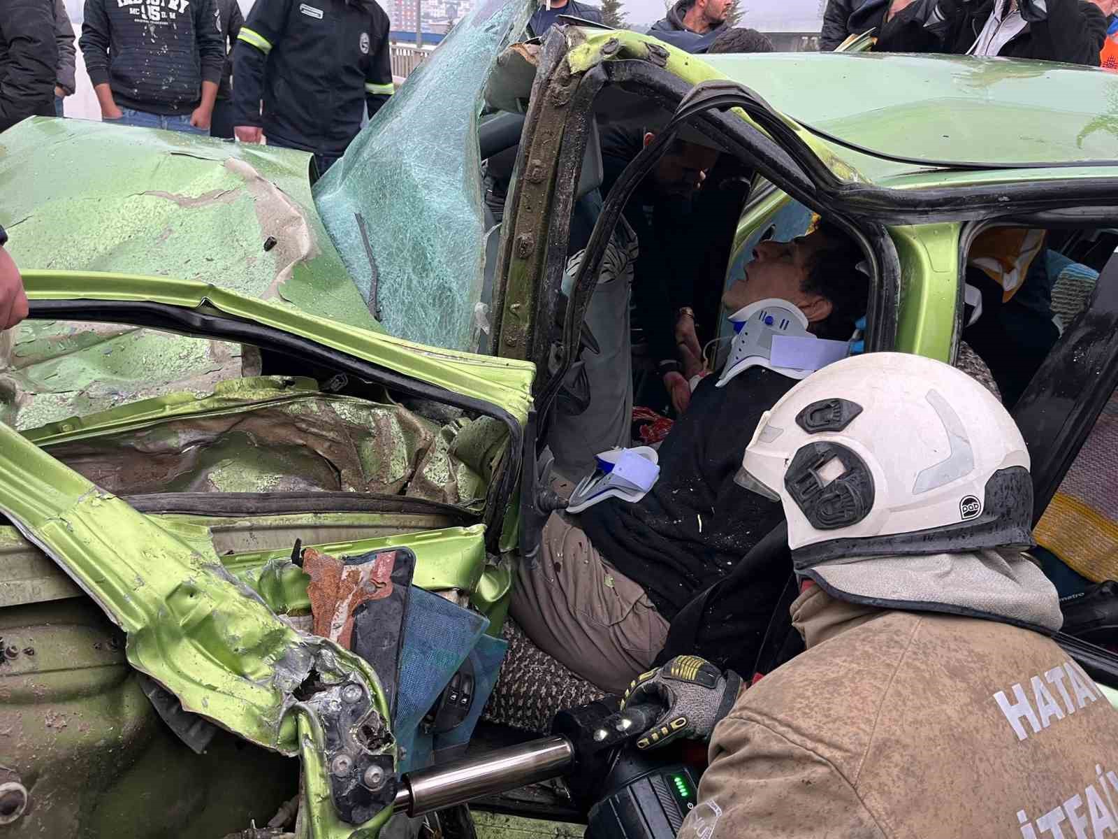 Minibüsle çarpışan otomobil hurdaya döndü: 1’i ağır 5 yaralı
