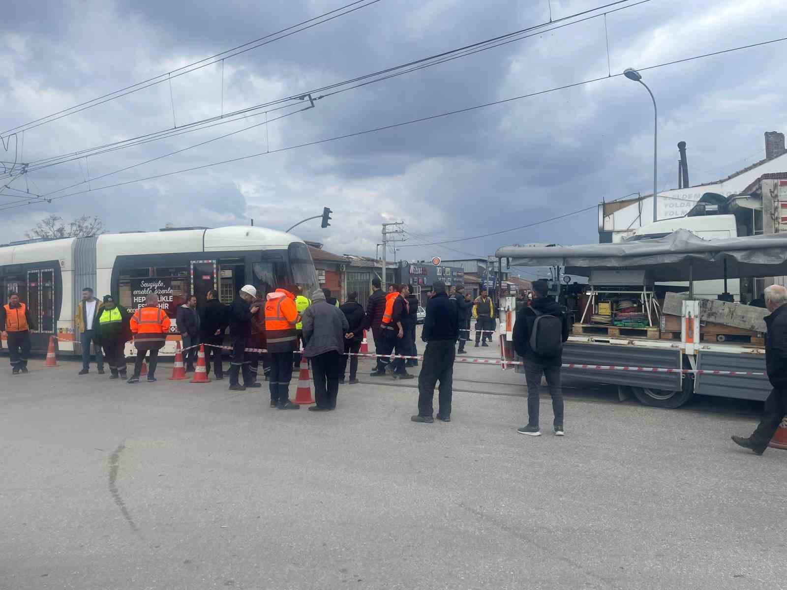 Minibüsle çarpışan tramvay raydan çıktı
