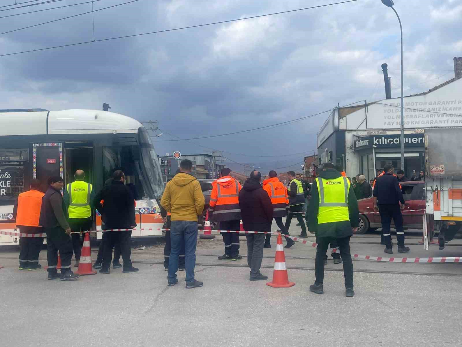 Minibüsle çarpışan tramvay raydan çıktı

