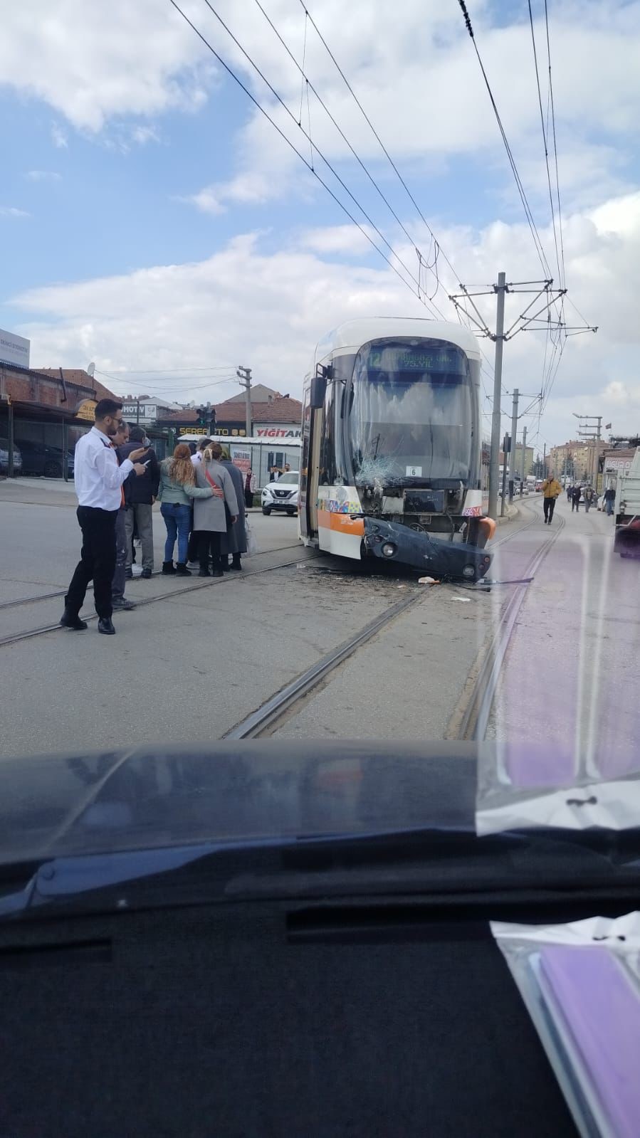Minibüsle çarpışan tramvay raydan çıktı
