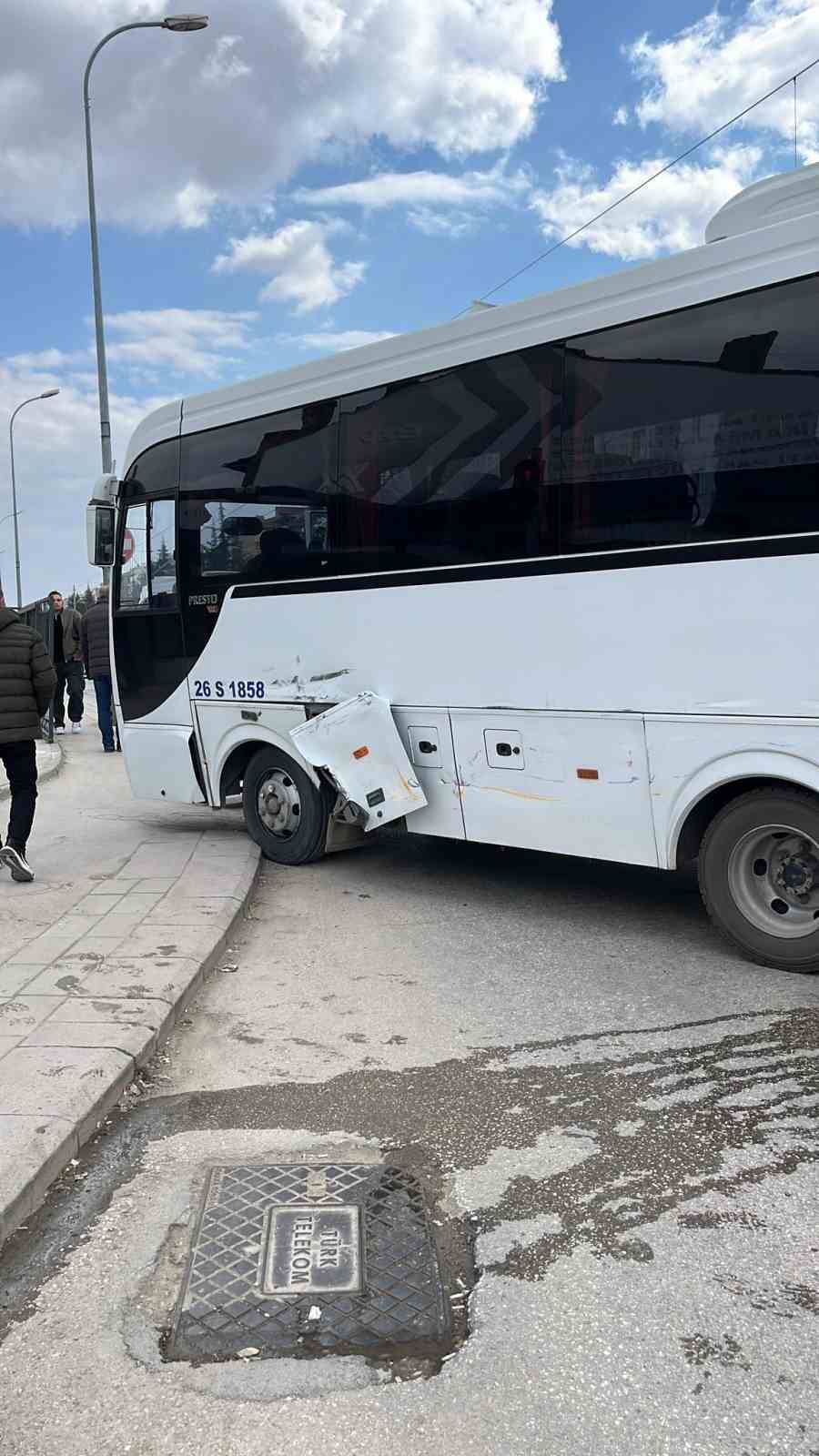 Minibüsle çarpışan tramvay raydan çıktı
