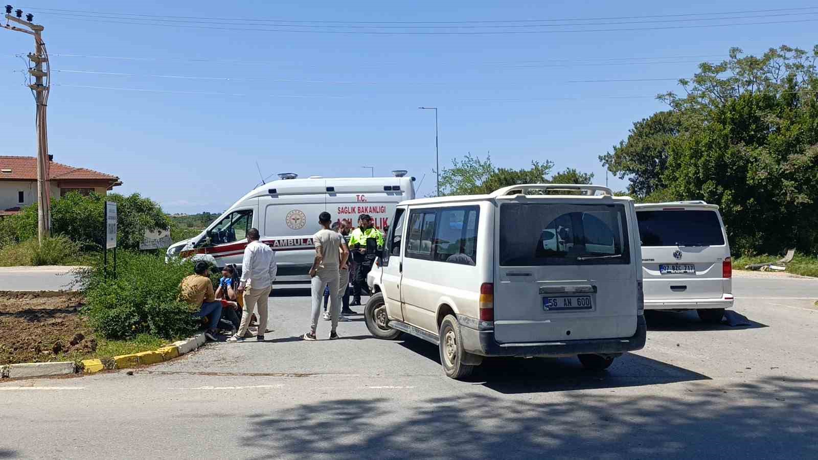 Minibüslerin çarpıştığı kazada sürücüler yaralandı
