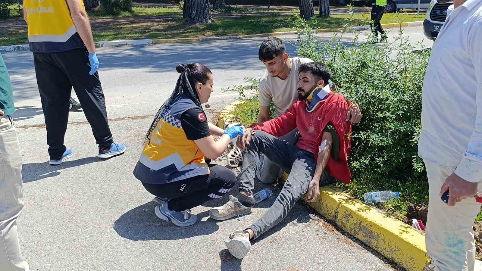 Minibüslerin çarpıştığı kazada sürücüler yaralandı
