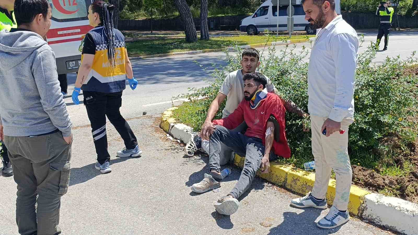 Minibüslerin çarpıştığı kazada sürücüler yaralandı
