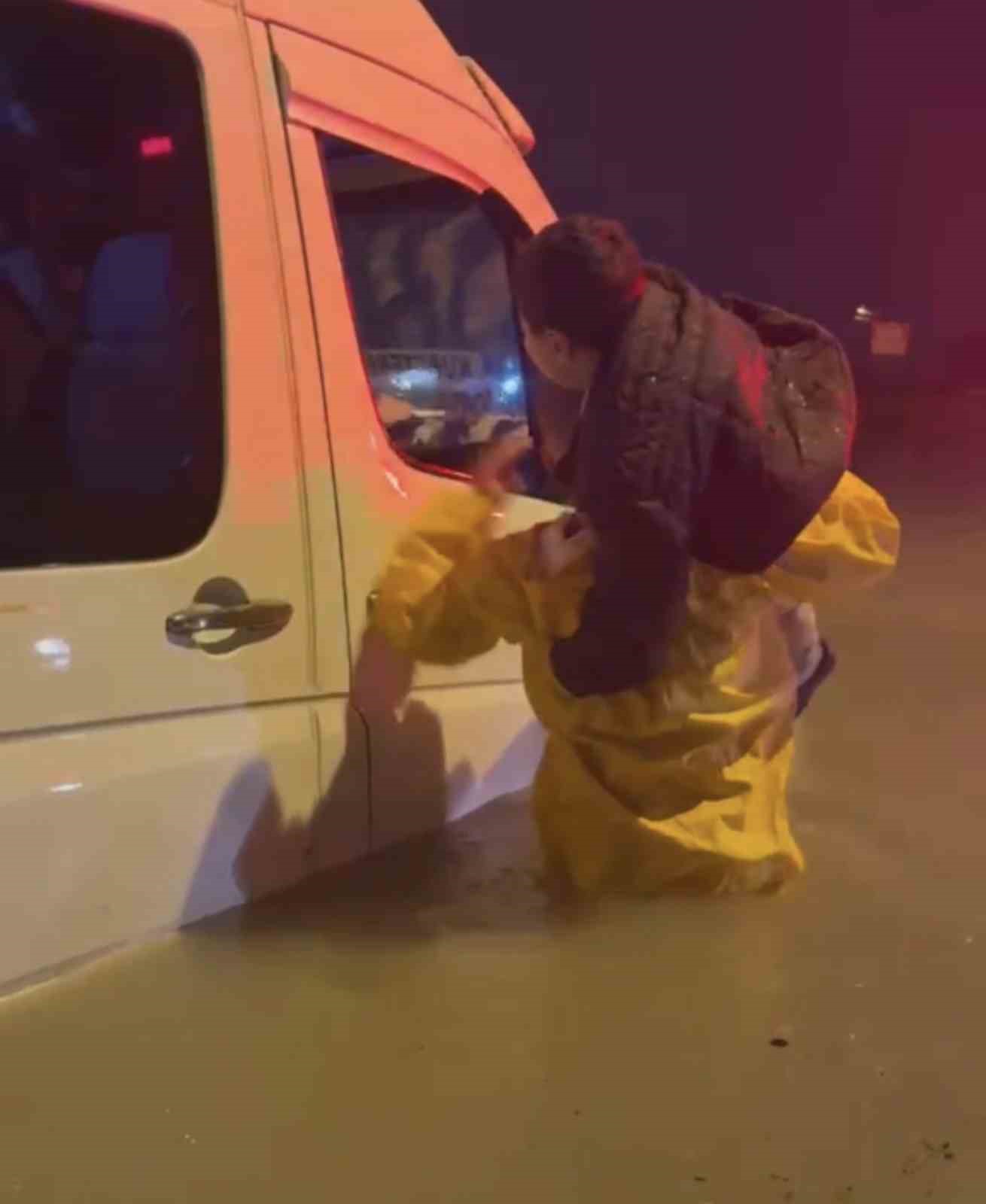 Minibüste mahsur kalan 4 kişiyi itfaiye kurtardı
