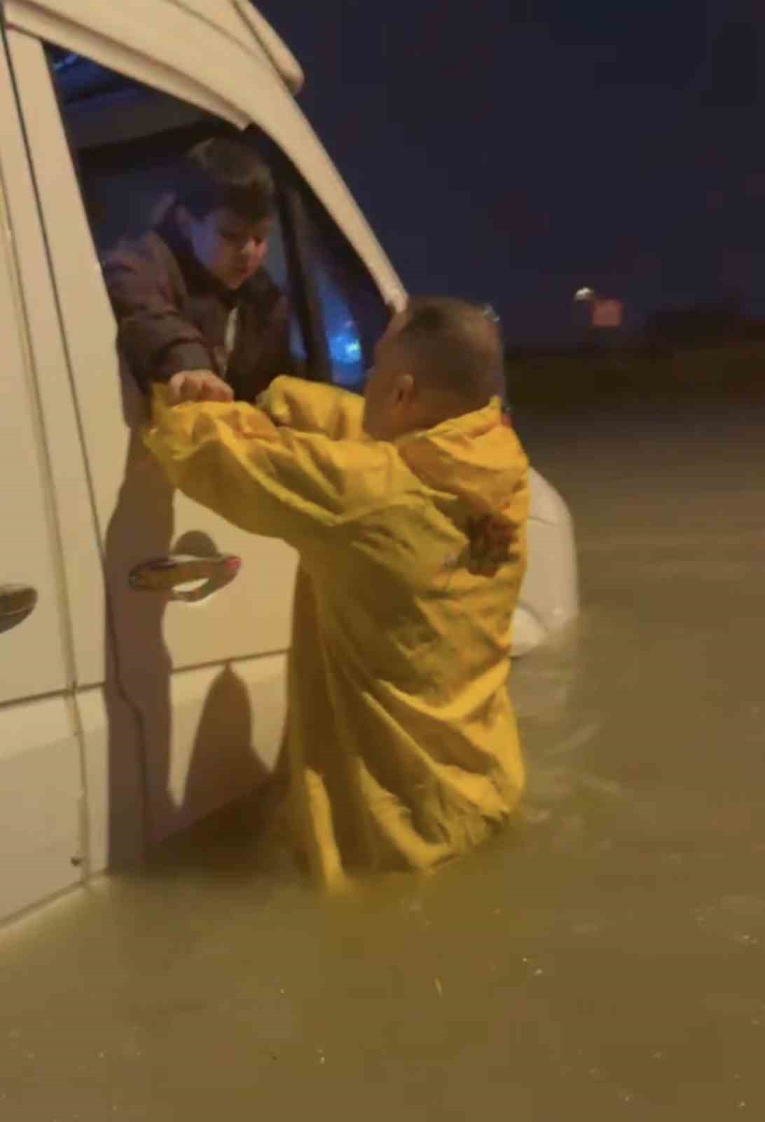 Minibüste mahsur kalan 4 kişiyi itfaiye kurtardı
