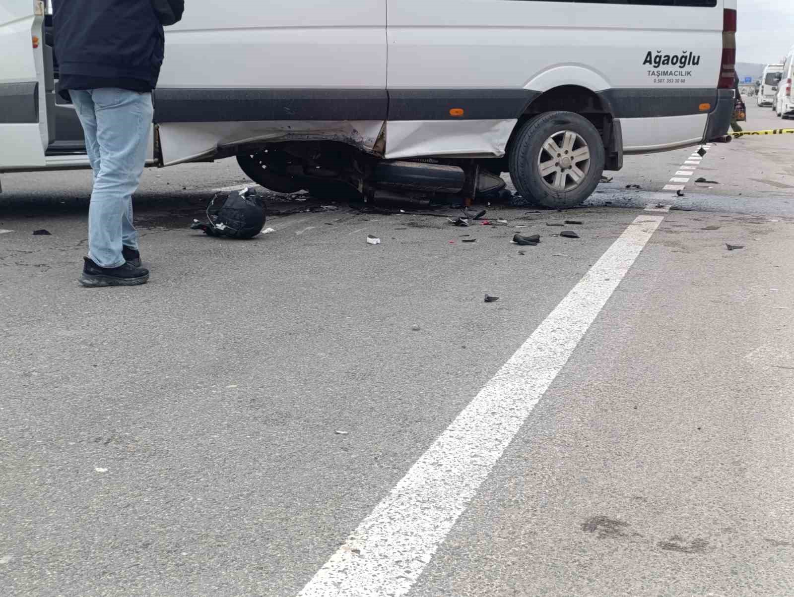 Minibüsün altına giren motosikletin sürücüsü ağır yaralandı
