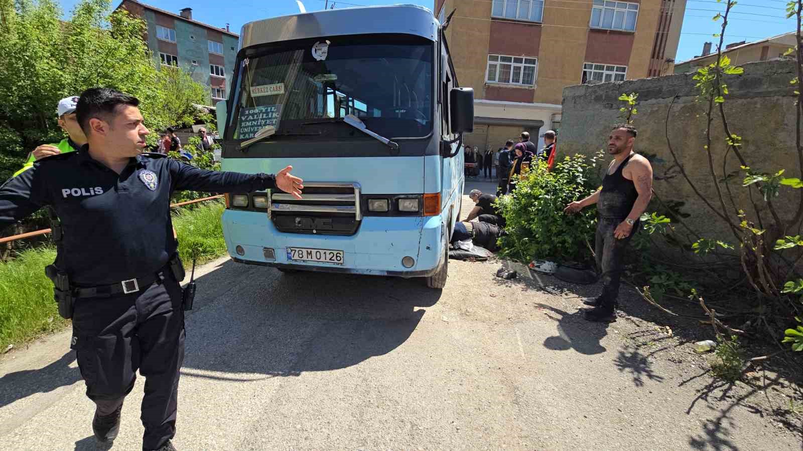 Minibüsün altında can pazarı: Motosikletliyi ekipler zamanla yarışarak kurtardı
