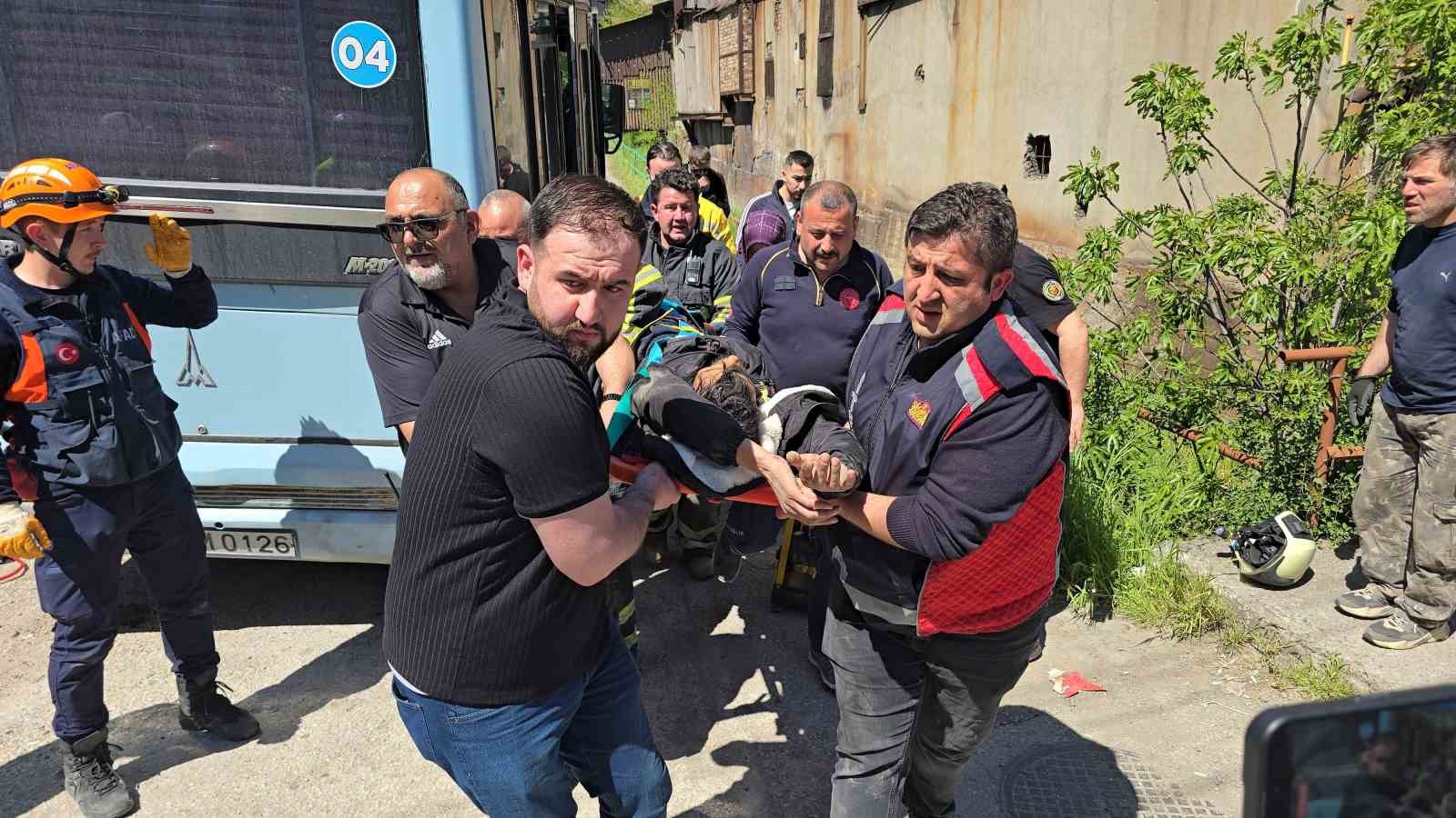 Minibüsün altında can pazarı: Motosikletliyi ekipler zamanla yarışarak kurtardı
