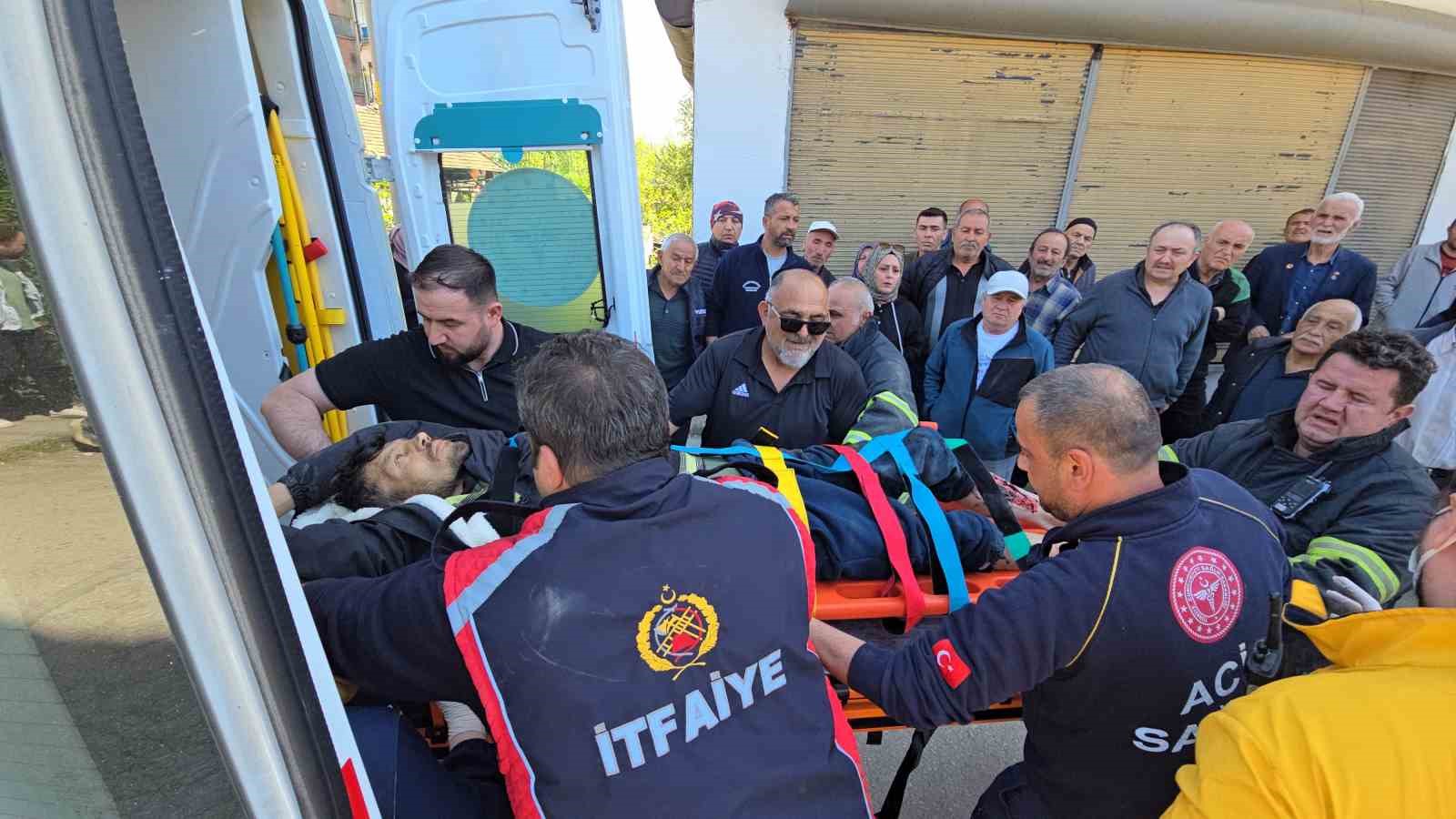 Minibüsün altında can pazarı: Motosikletliyi ekipler zamanla yarışarak kurtardı
