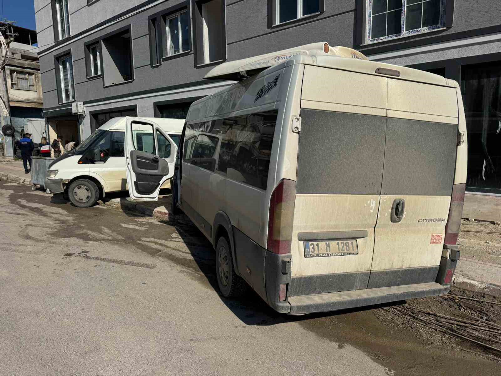 Minibüsün, park halindeki minibüse çarptığı kazada 2 kişi yaralandı o anlar kamerada

