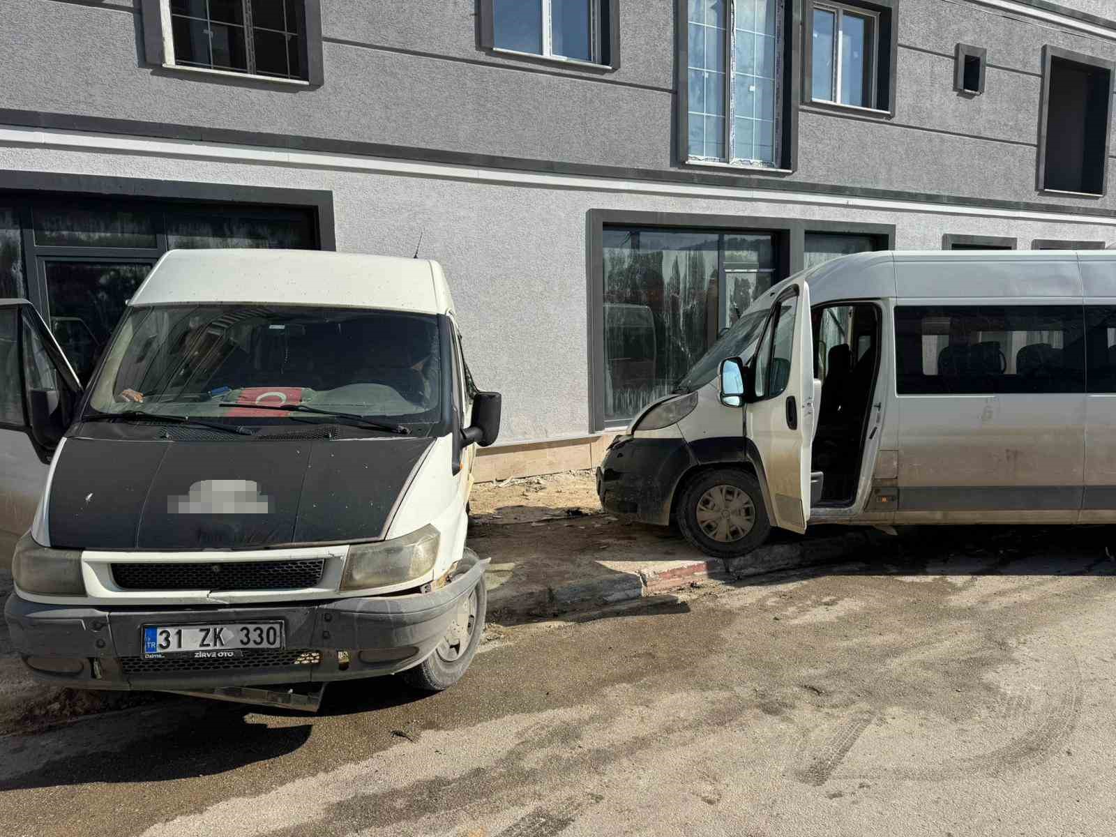 Minibüsün, park halindeki minibüse çarptığı kazada 2 kişi yaralandı o anlar kamerada
