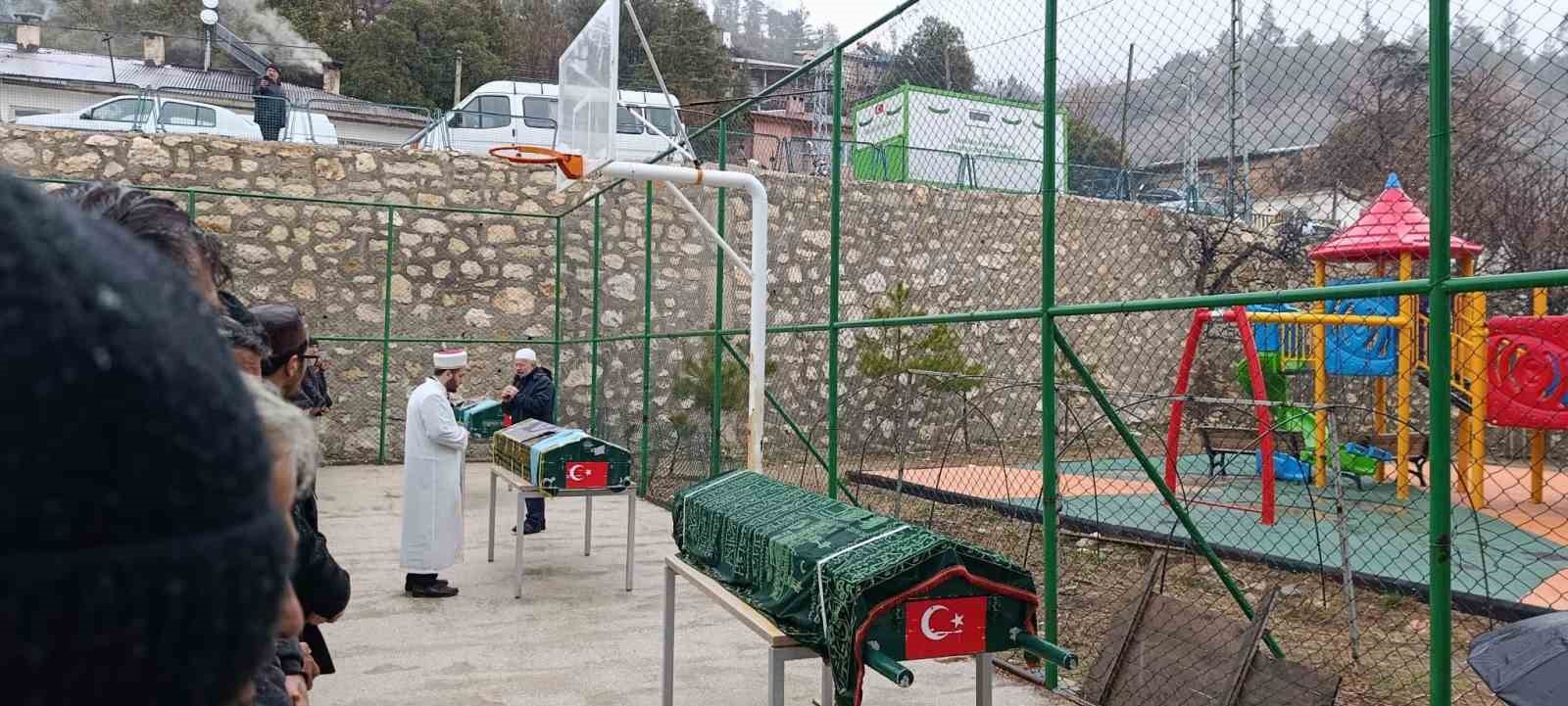 Minibüsün uçuruma yuvarlandığı kazada ölen 3 kişi son yolculuklarına uğurlandı
