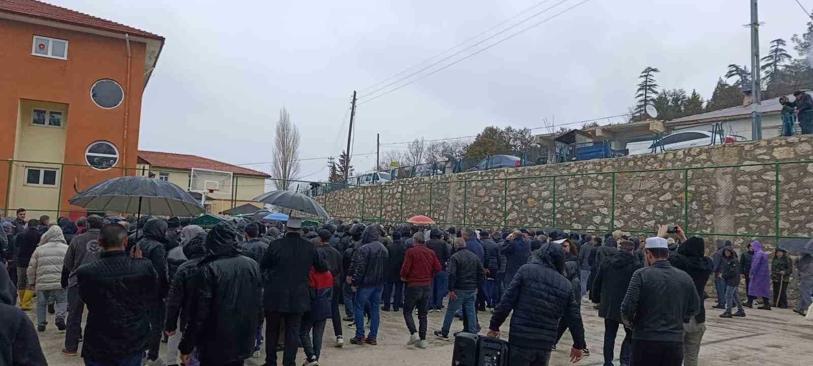 Minibüsün uçuruma yuvarlandığı kazada ölen 3 kişi son yolculuklarına uğurlandı
