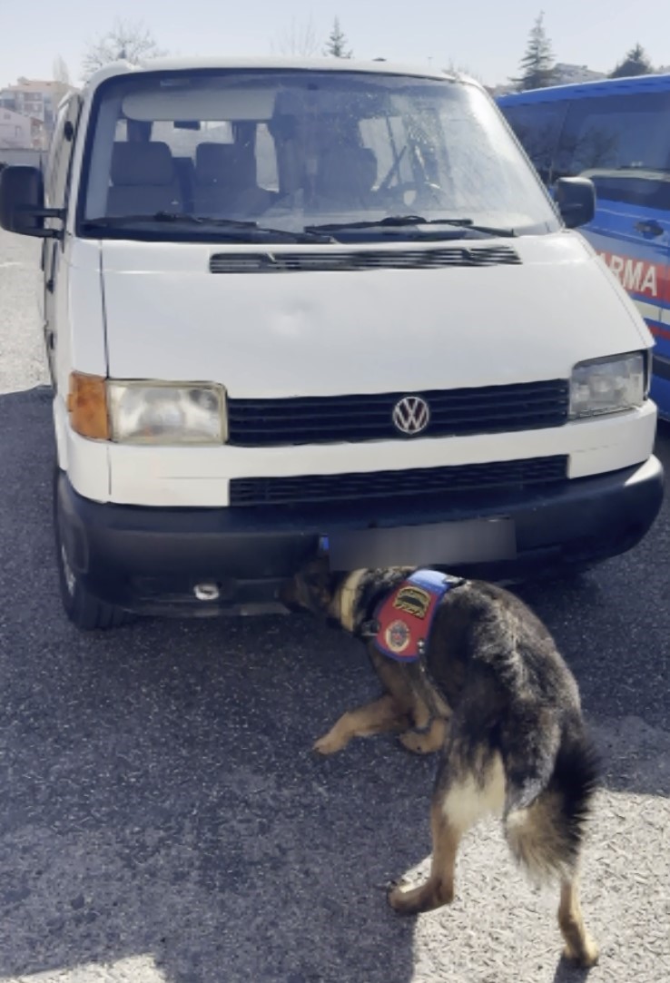 Minibüsün yan kapısının içinden bin 120 adet uyuşturucu hap çıktı
