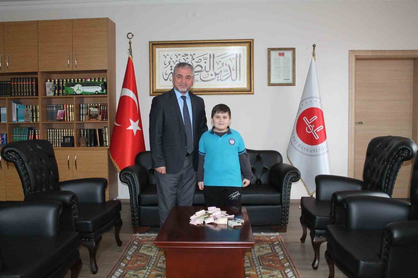 Minik Alparslan kumbarasını Kur’an Kursu için açtı
