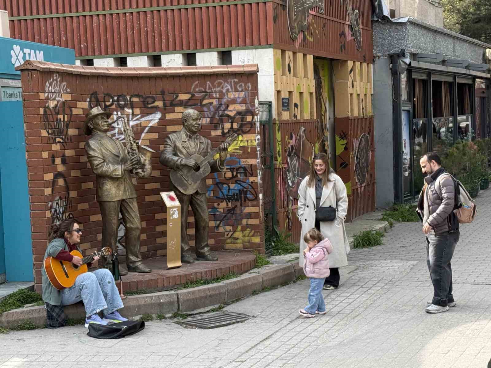 Minik ayakları ile uyduğu ritimler binlerce beğeni aldı
