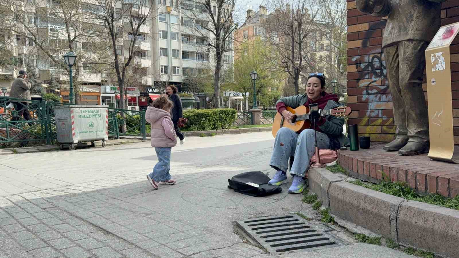 Minik ayakları ile uyduğu ritimler binlerce beğeni aldı
