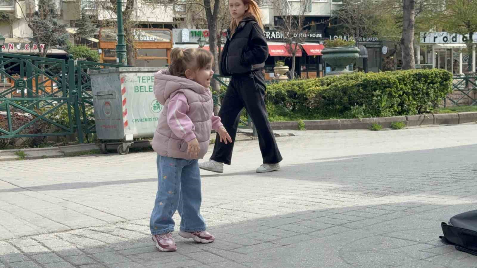 Minik ayakları ile uyduğu ritimler binlerce beğeni aldı
