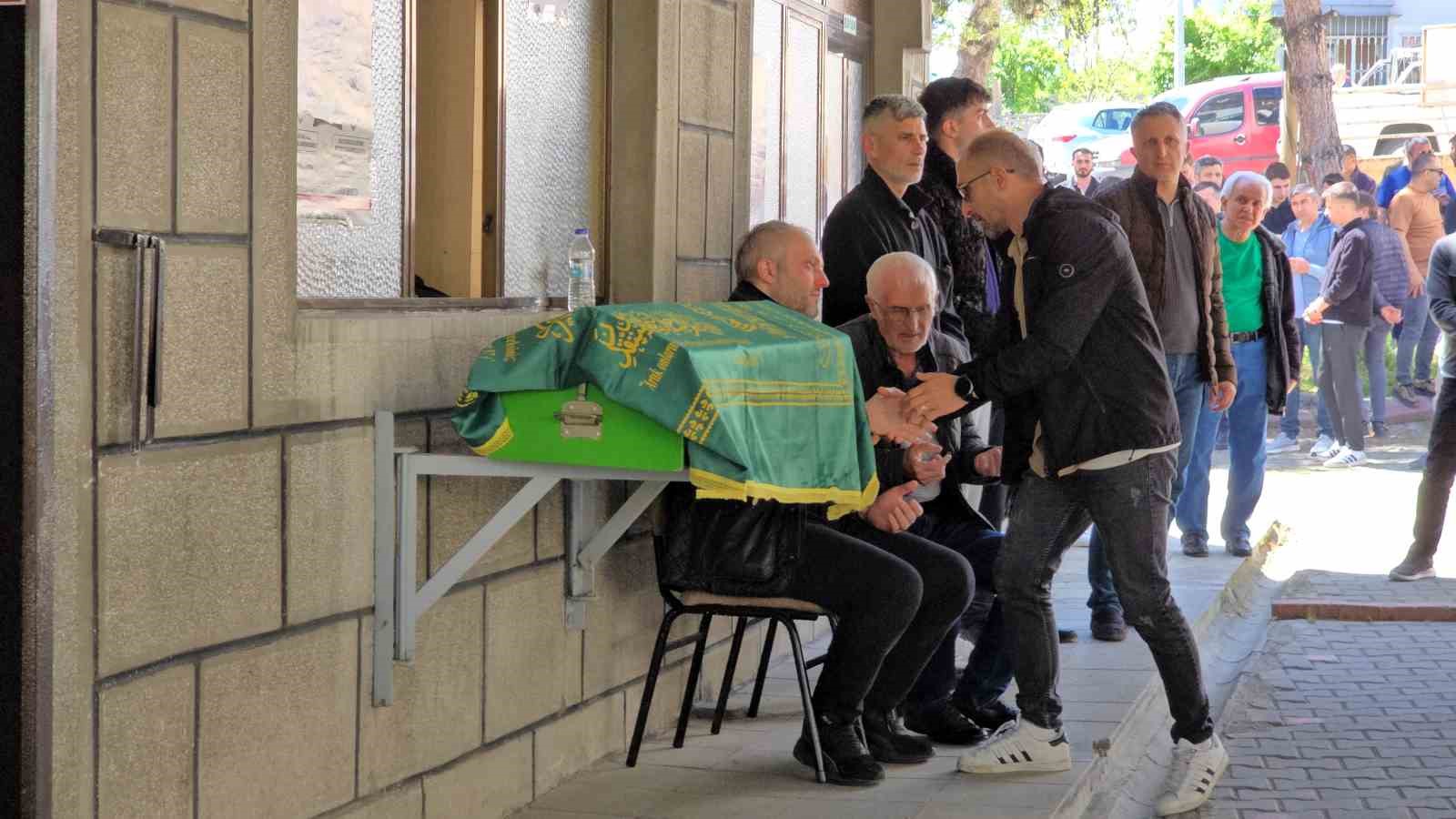 Minik Aybars gözyaşlarıyla son yolculuğuna uğurlandı
