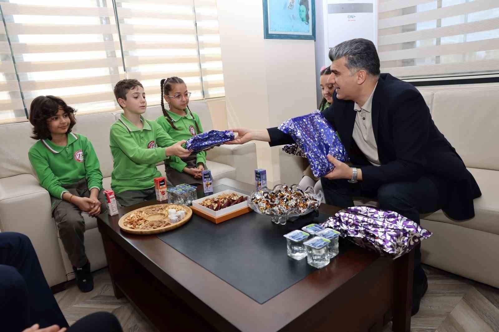 Minik Buğlem bir günlüğüne başkan oldu, ilk talimat park için geldi
