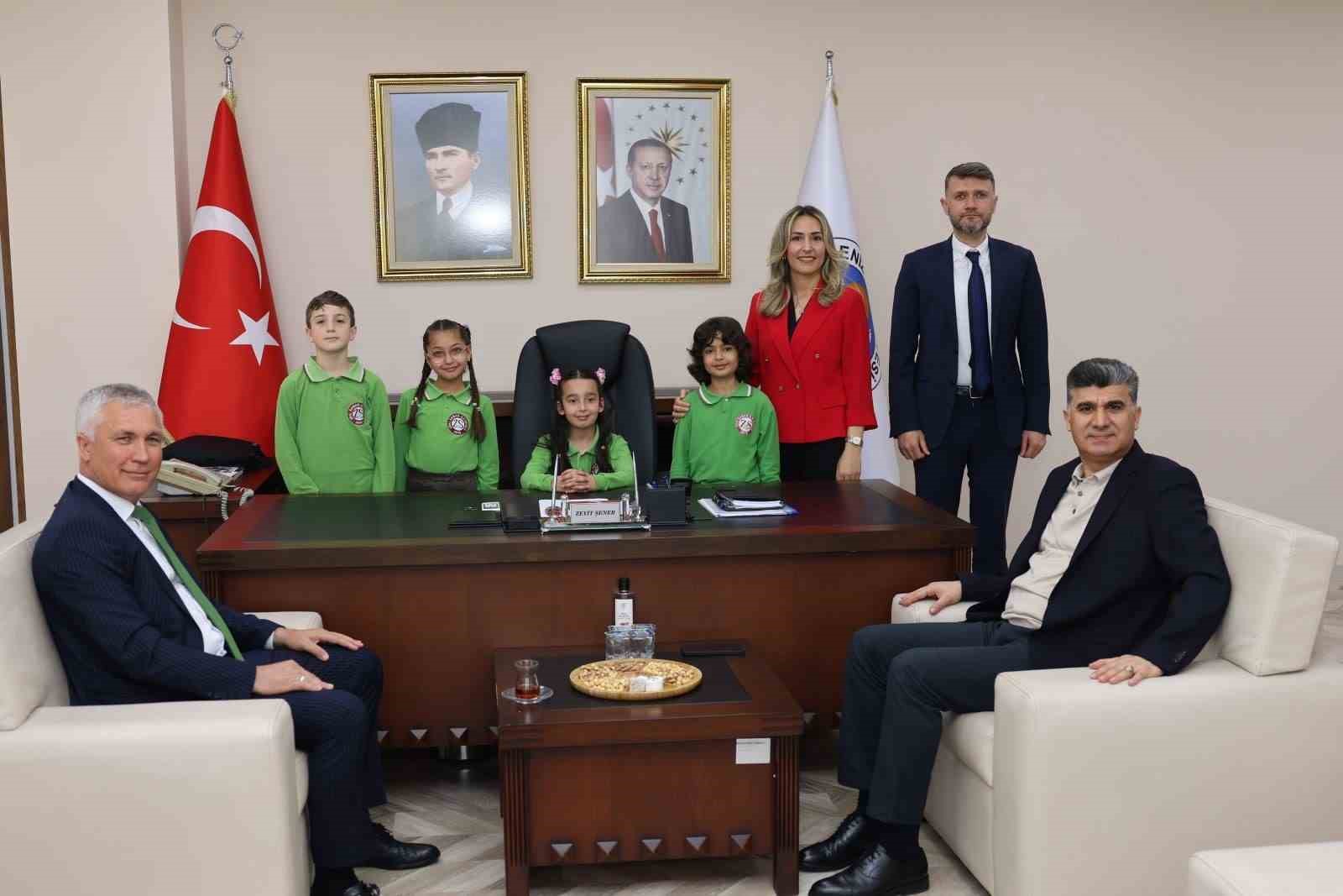 Minik Buğlem bir günlüğüne başkan oldu, ilk talimat park için geldi
