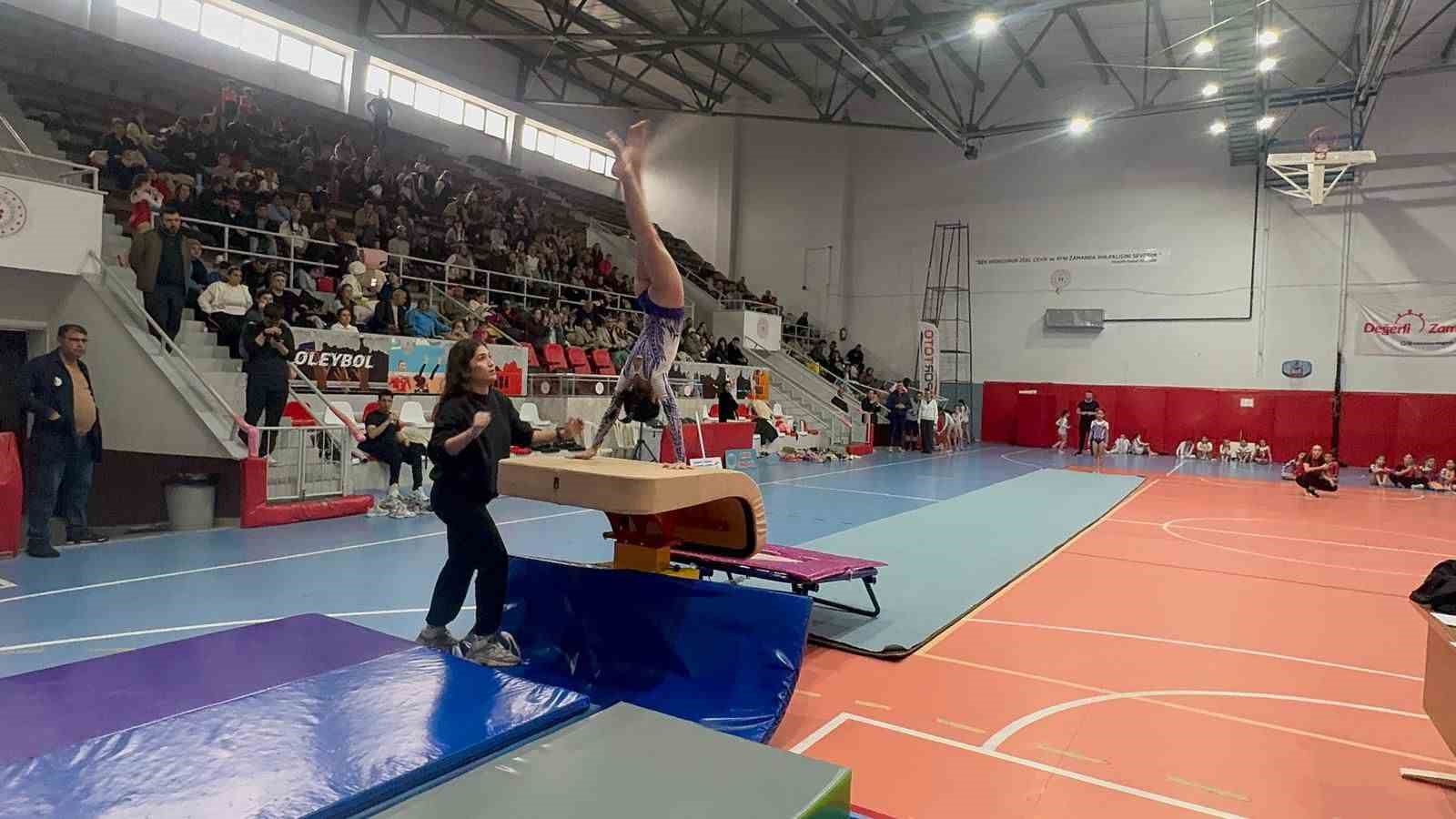 Minik cimnastikçilerden 23 Nisan için Alaşehir’de yarıştı
