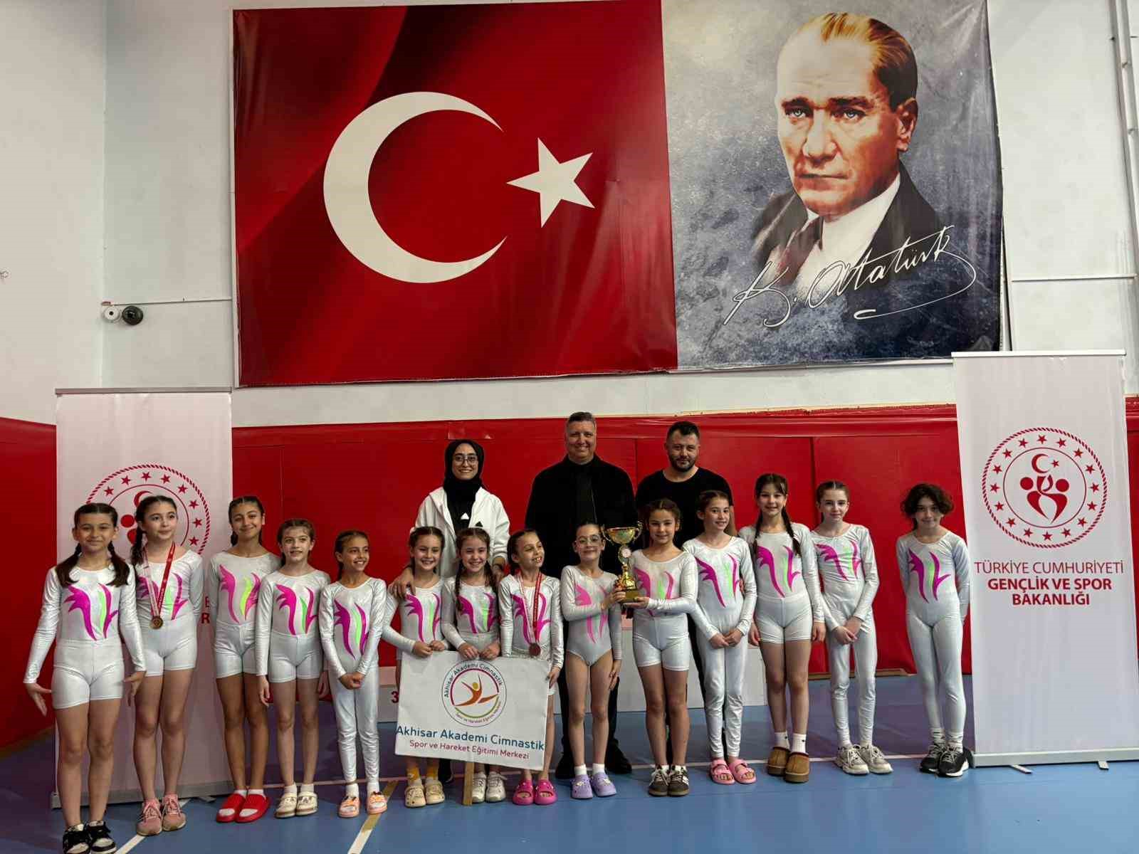 Minik cimnastikçilerden 23 Nisan için Alaşehir’de yarıştı
