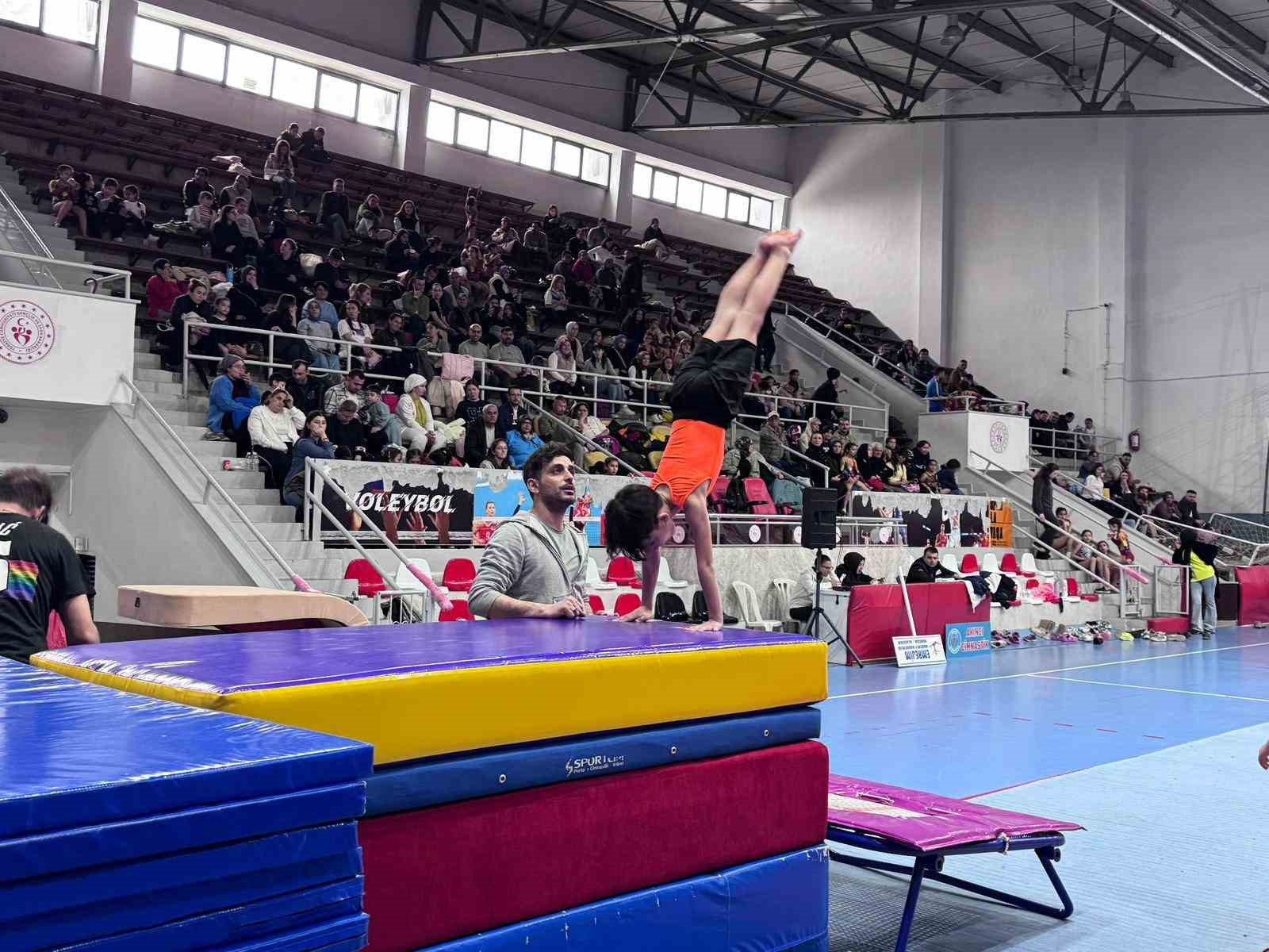 Minik cimnastikçilerden 23 Nisan için Alaşehir’de yarıştı
