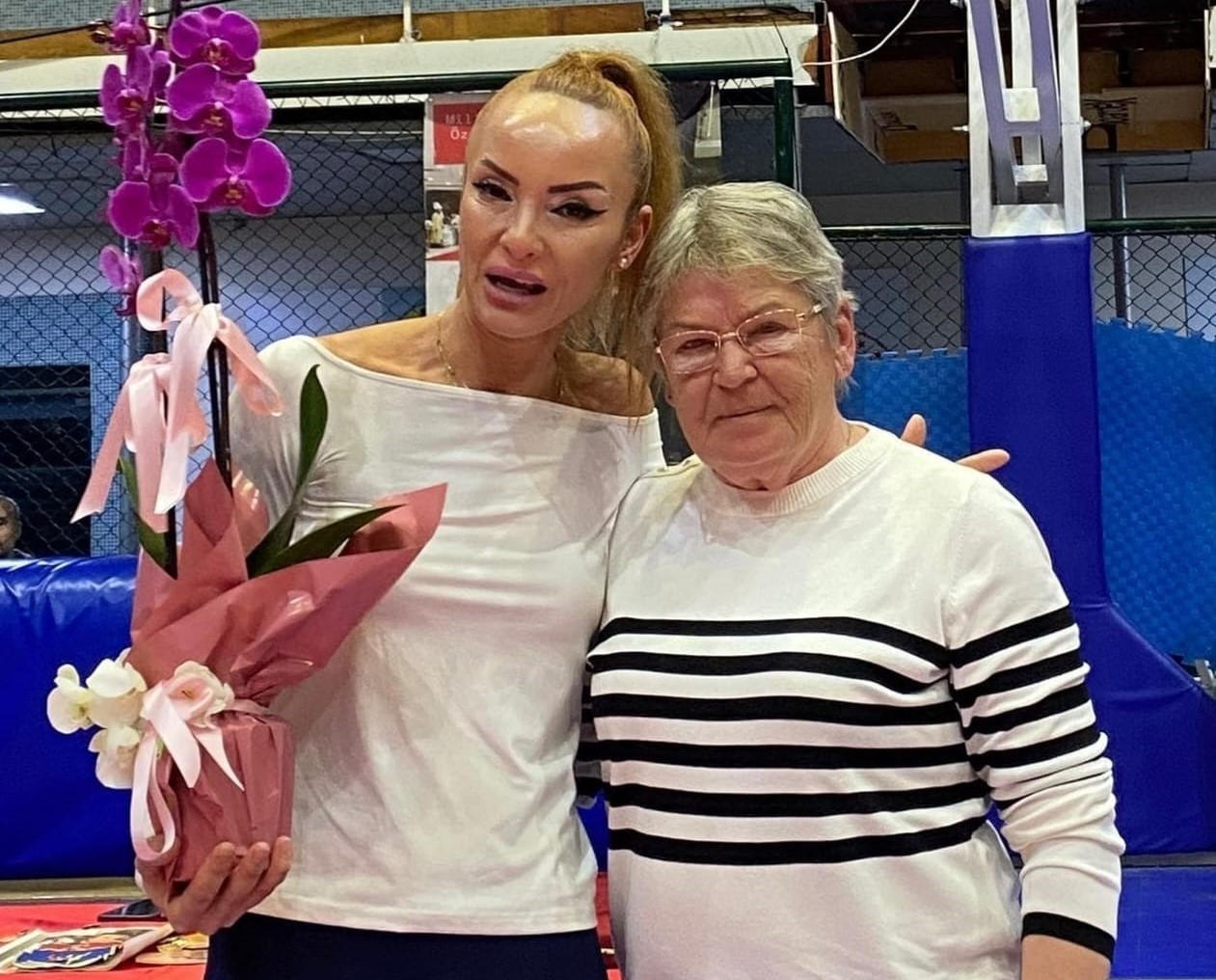 Minik cimnastikçilerden Özay Gönlüm’e vefa
