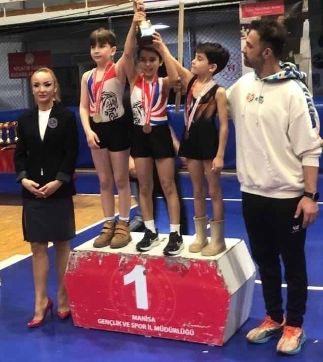 Minik cimnastikçilerden Özay Gönlüm’e vefa
