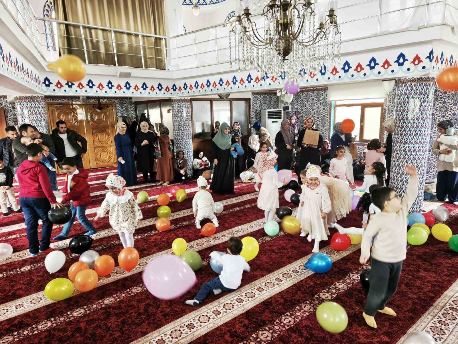 Minik çocukların Kur’an okumaya geçişleri şölen tadında kutlandı
