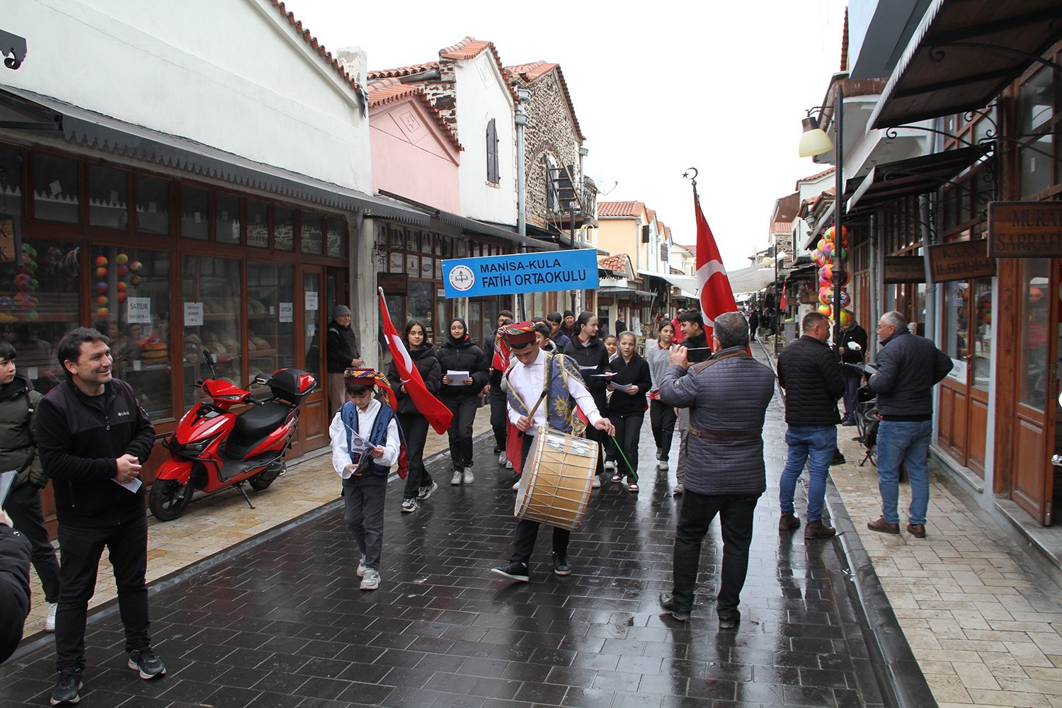 Minik davulcular mahalleleri şenlendirdi
