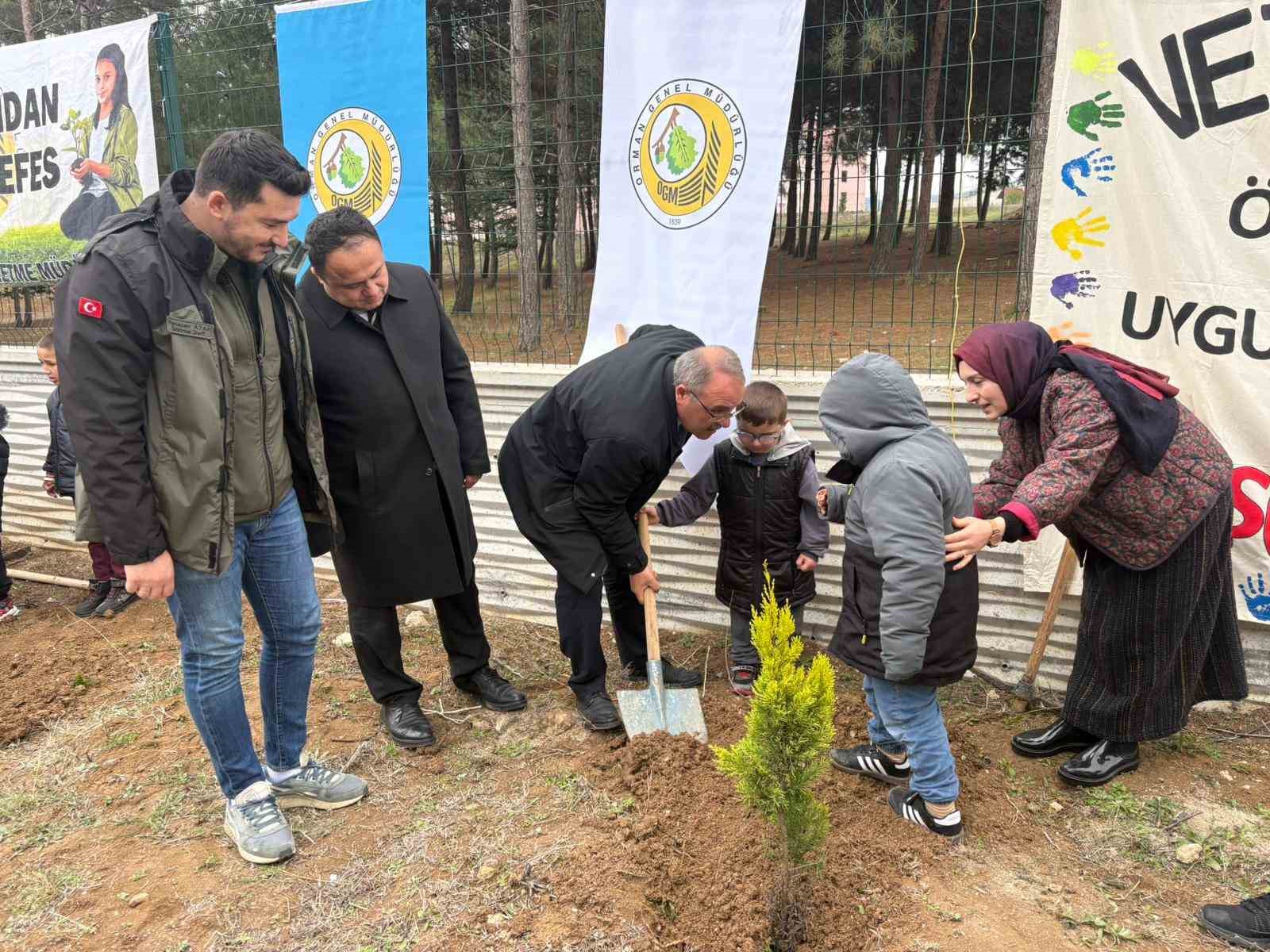 Minik eller fidanları toprakla buluşturdu
