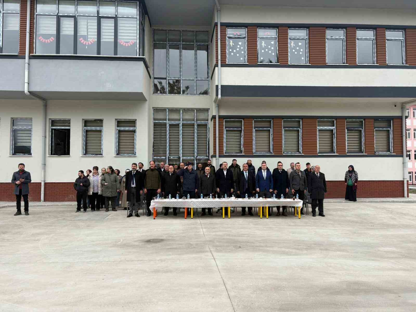 Minik eller fidanları toprakla buluşturdu
