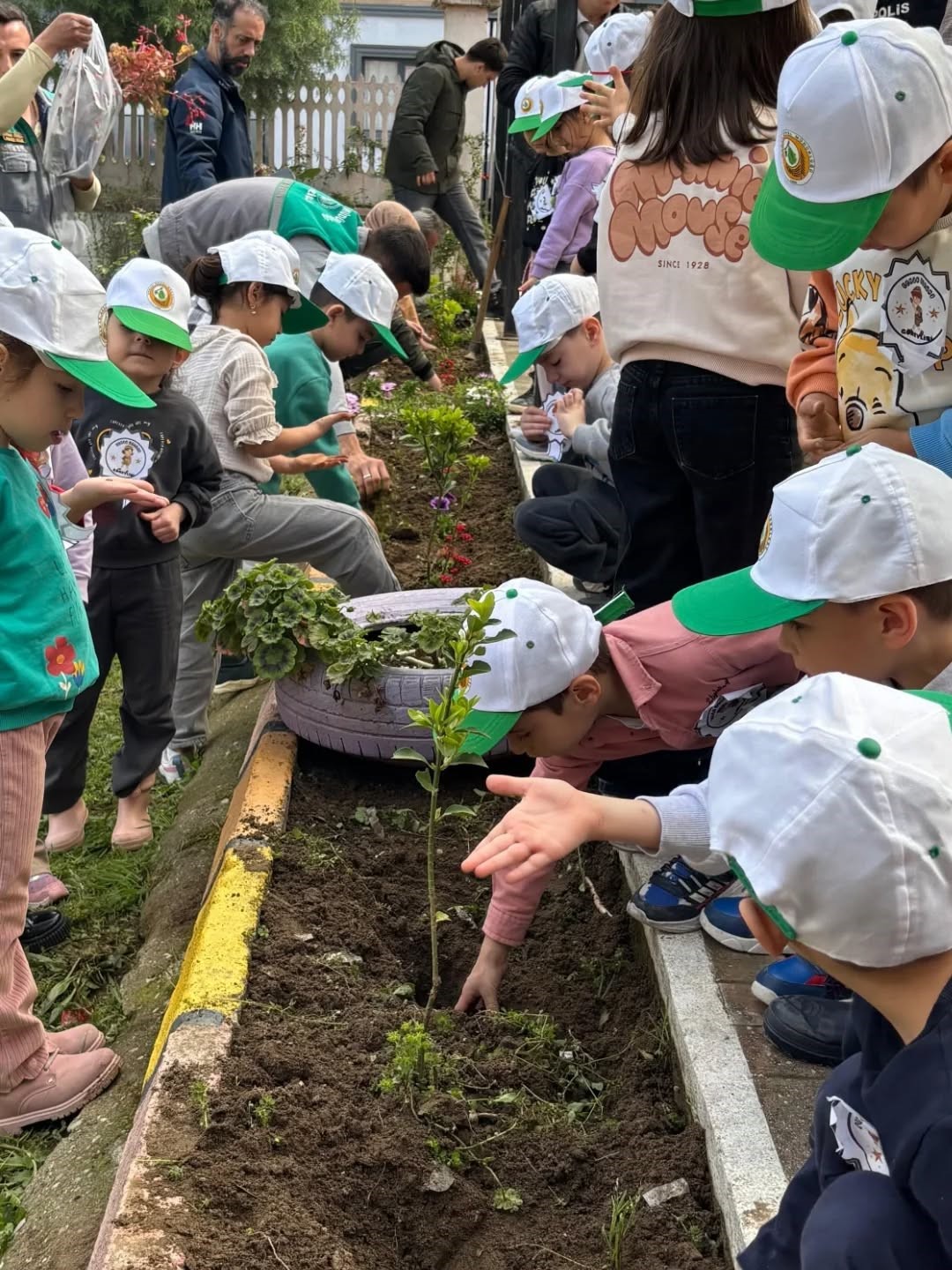 Minik eller toprakla buluştu
