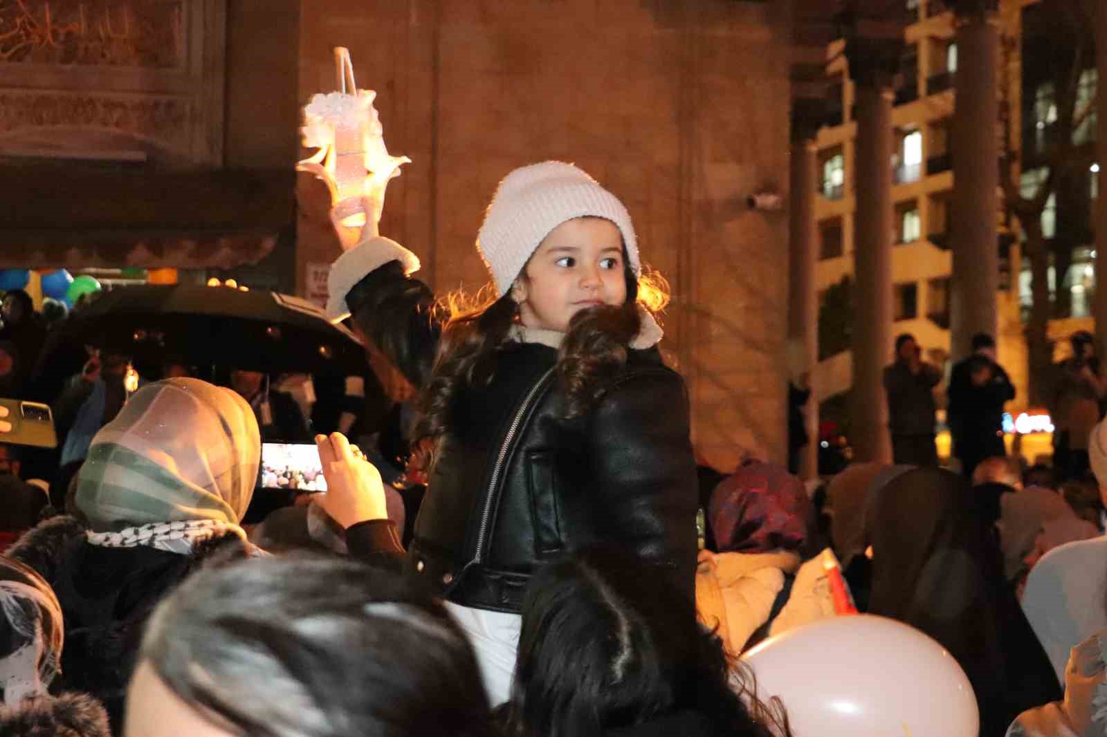 Minik ellerde fenerler, yüreklerde Ramazan sevinci
Minik ellerde fenerler, yüreklerde Ramazan sevinci