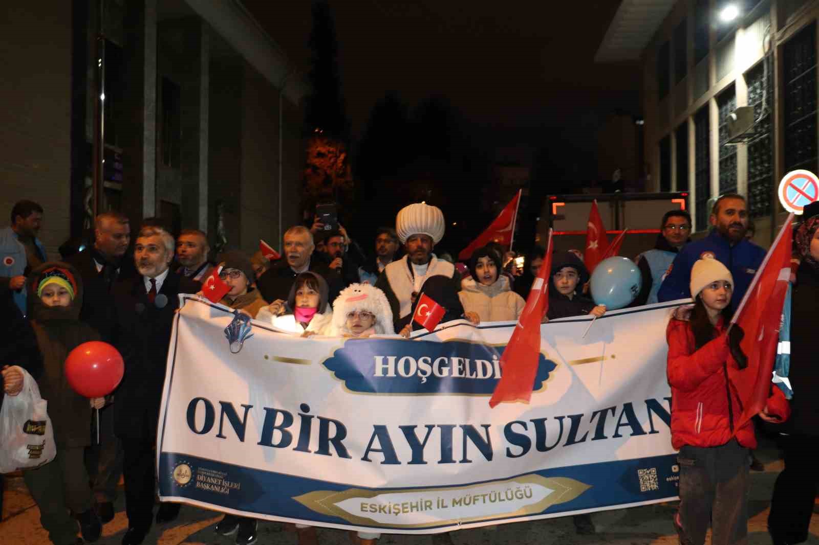 Minik ellerde fenerler, yüreklerde Ramazan sevinci
Minik ellerde fenerler, yüreklerde Ramazan sevinci