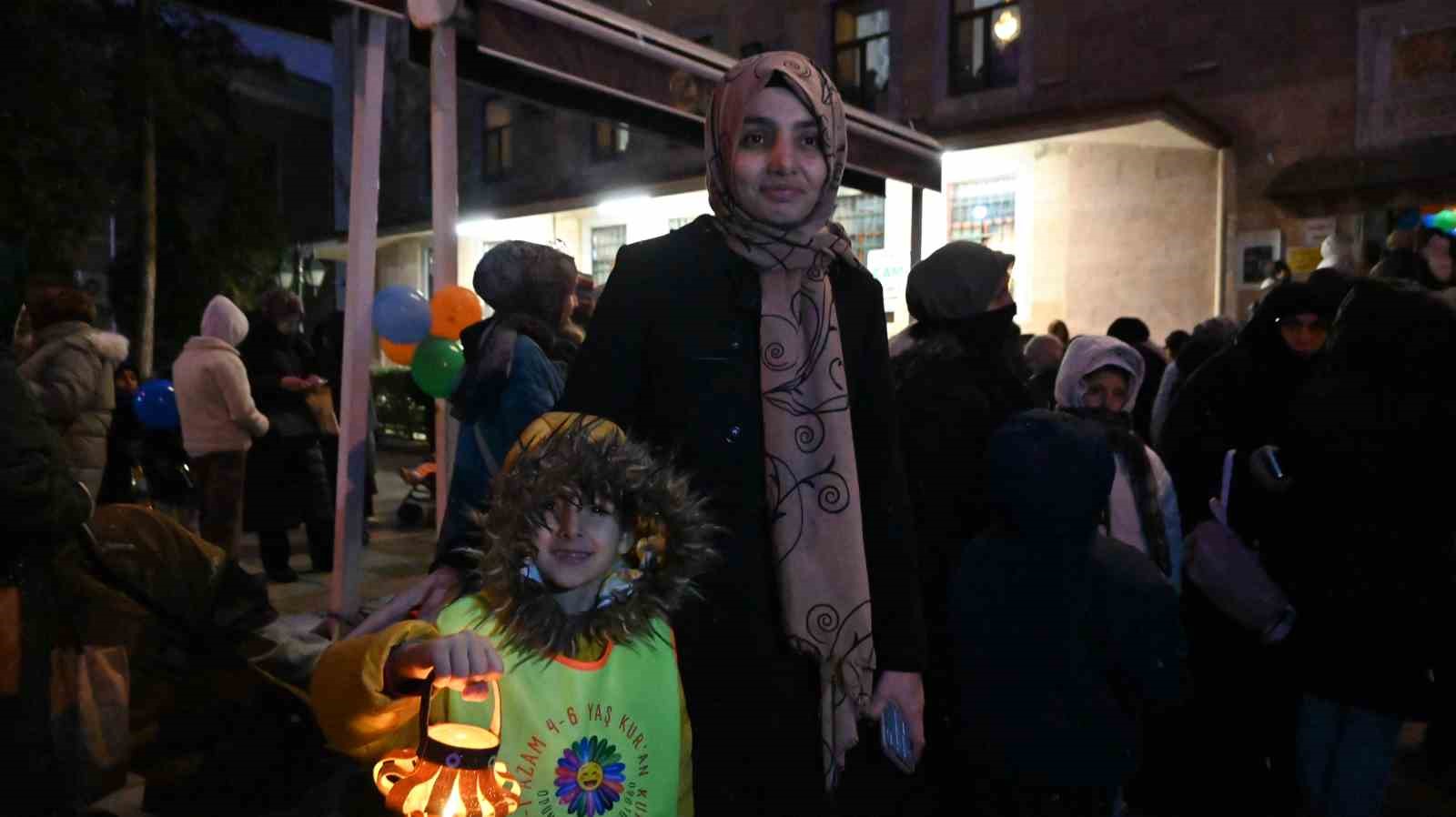 Minik ellerde fenerler, yüreklerde Ramazan sevinci
Minik ellerde fenerler, yüreklerde Ramazan sevinci