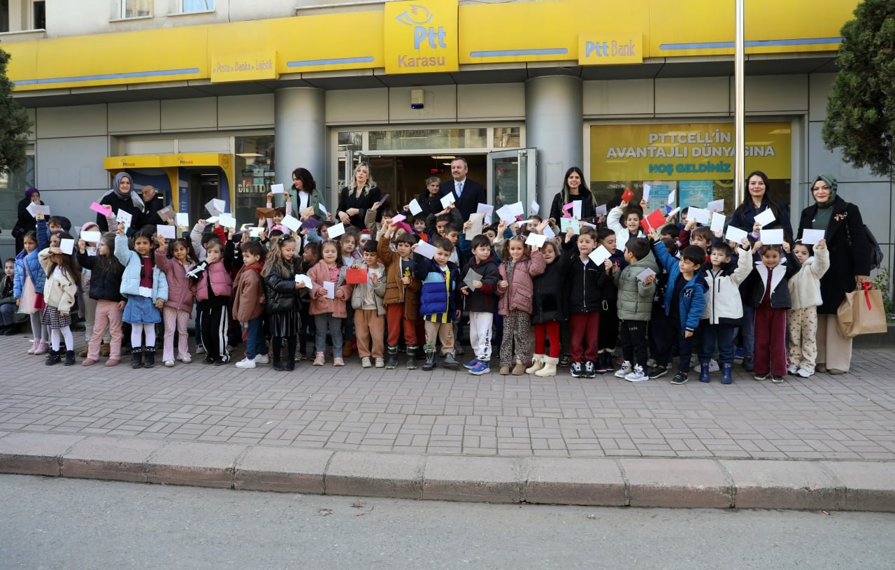 Minik ellerden büyük mutluluk: Anaokulu öğrencileri ilk mektuplarını PTT’ye teslim etti
